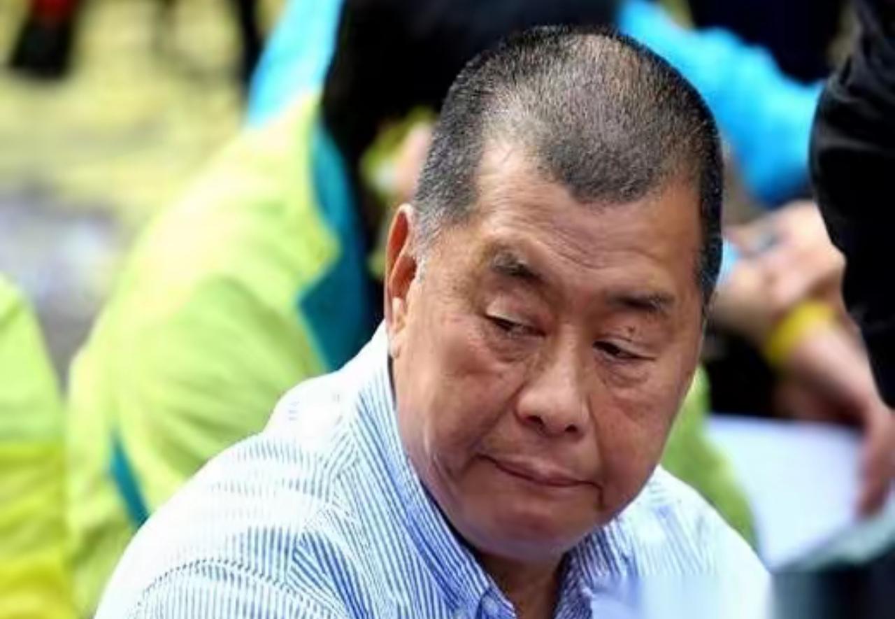 笑死，今天听了个年度笑话。
英国首相说要来中国访问，前提是啥？是让他把黎智英打包