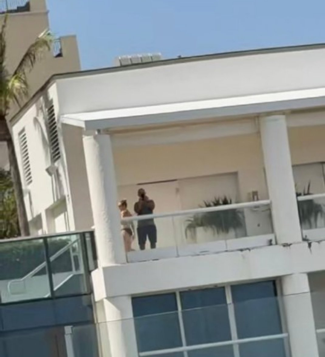 哈兰德外网最火恶搞视频哈兰德和偷拍者互拍 谁能拒绝松弛感拉满的哈宝！世界杯备战期
