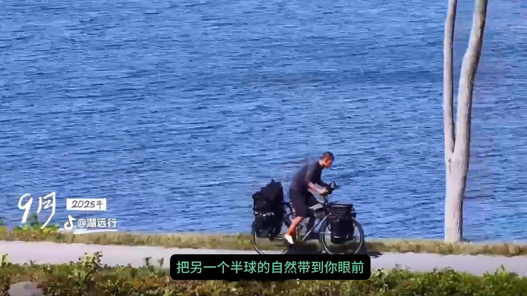 2025的旅行高光时刻 登上华山之巅，云海翻涌，群山连绵。当阳光穿透云层洒在身上