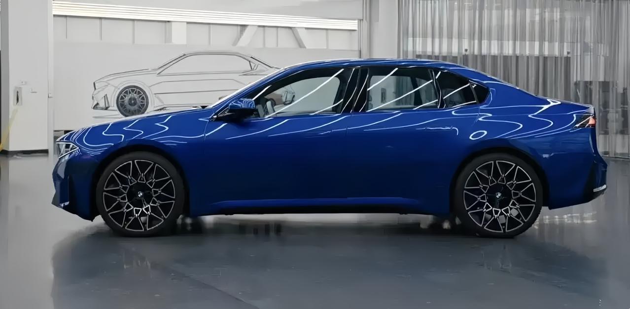 这代i3总算像“宝马该有的电车”了。469马力、800V、续航超644公里，纸面