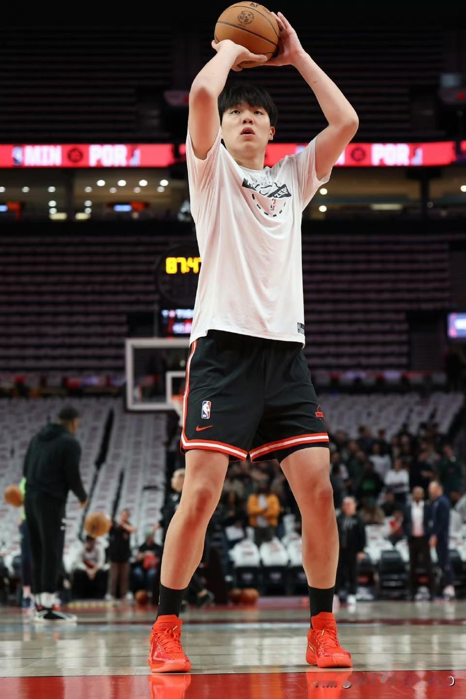 有比赛打还是比看饮水机强的，杨瀚森下放发展联盟首秀及格，篮板球的改变是最大惊喜，