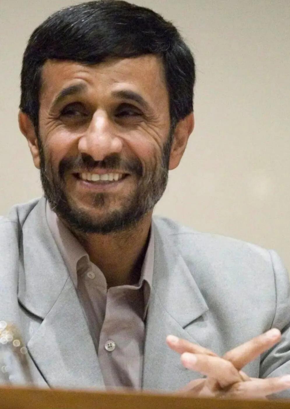 伊朗前总统内贾德最近发声了。
他说世界不再接受美国独自决定所有国家的命运，基于美