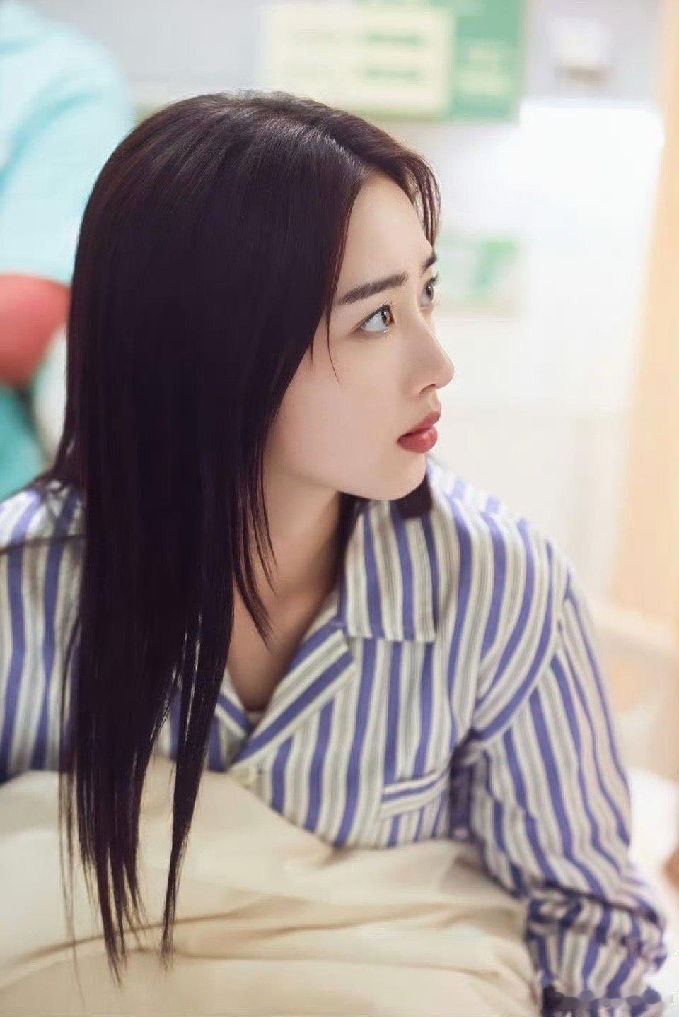 邓恩熙新剧倒反天罡 孔桂芳重返20岁当校花，儿子在家当牛做马。这设定谁想出来的，