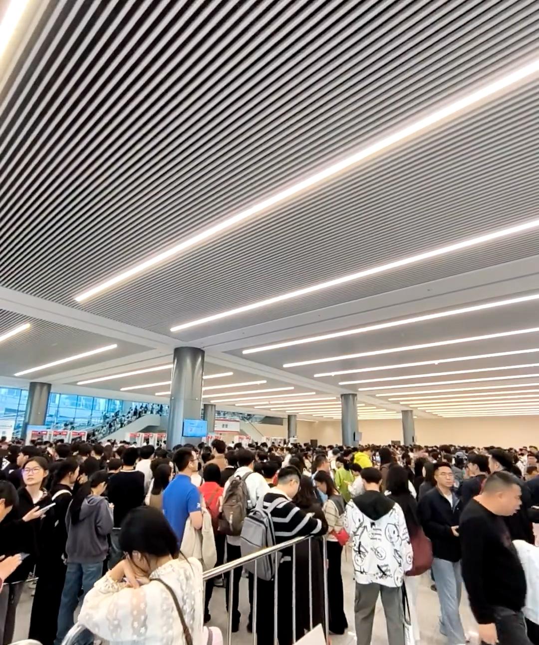 百万英才汇南粤现场挤爆了！到处都是人，过道都站满了。岗位超多，大厂国企、各种岗位