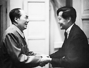 【毛主席、周总理分别会见杨振宁】1973年7月17日下午，毛主席在中南海书房会见