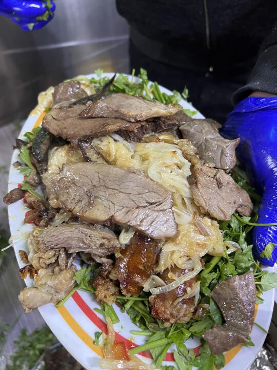 开罗老城区，上百人同时吃饭的本地餐厅