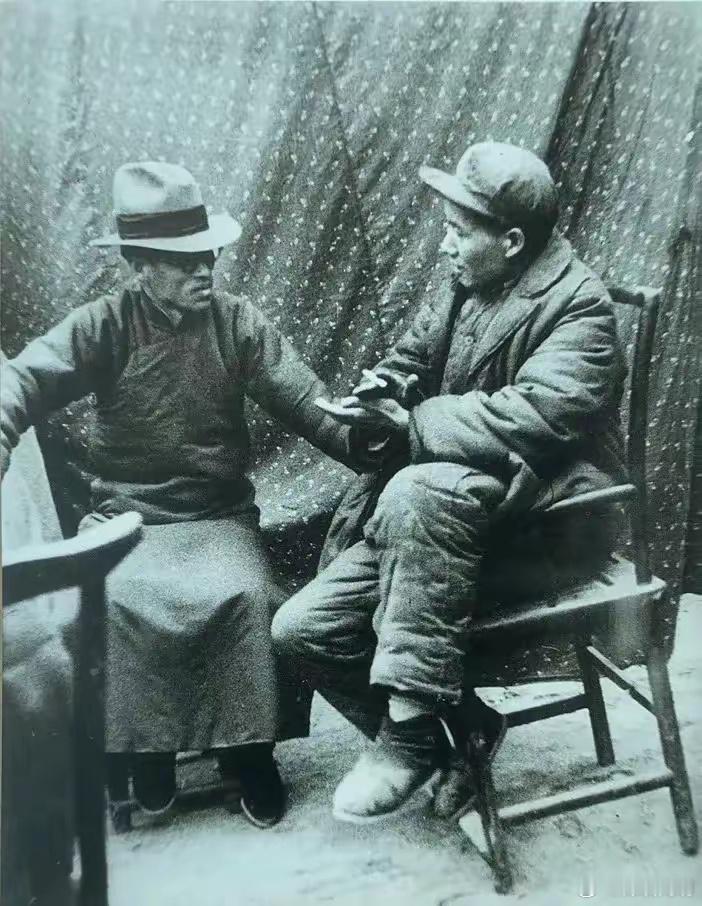 1938年，伟人与梁漱溟促膝长谈。[鲜花] 