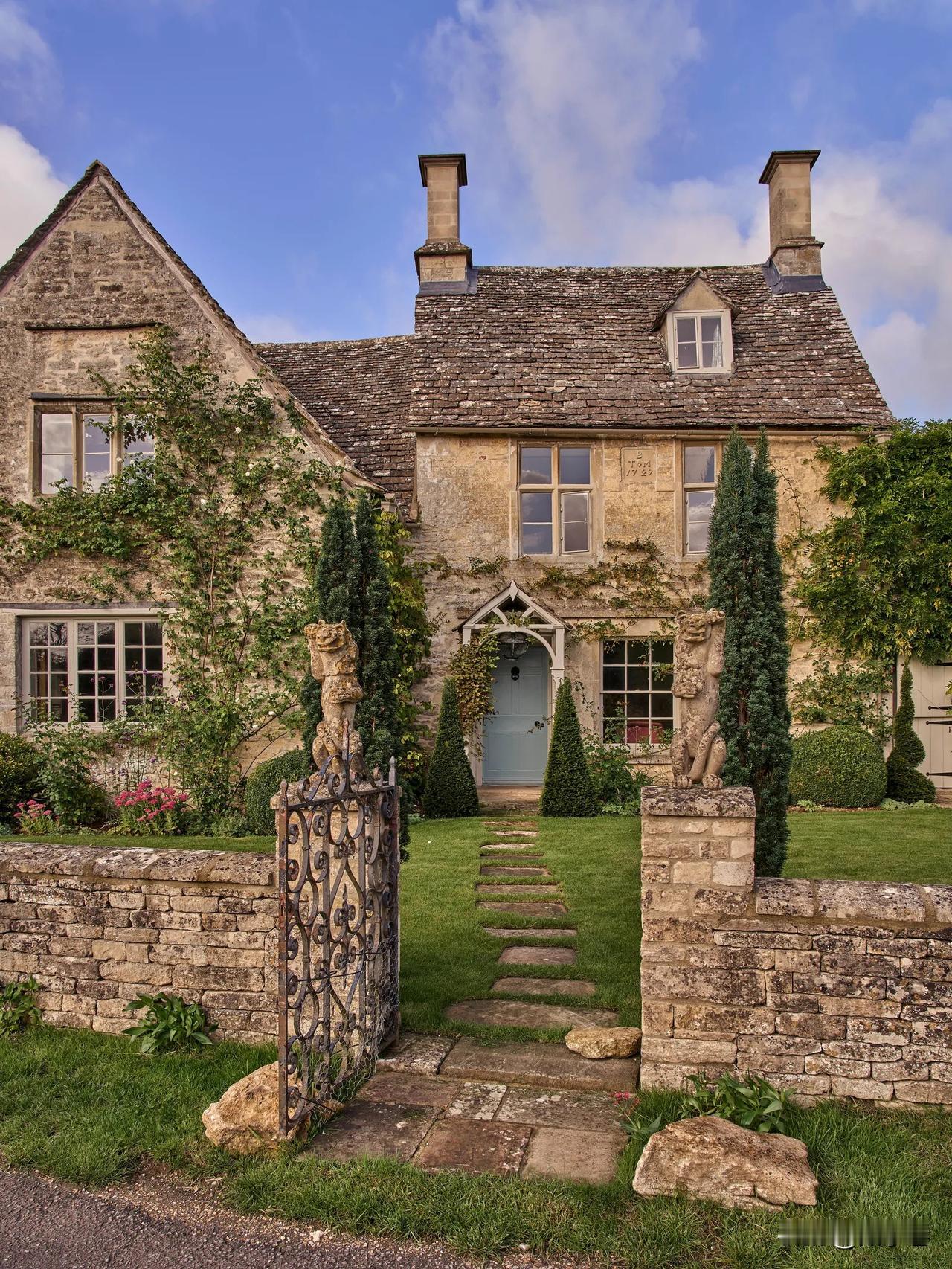 这座1729年建造的科茨沃尔德农舍，业主居住12年后着手改造，旨在为老宅引入更多