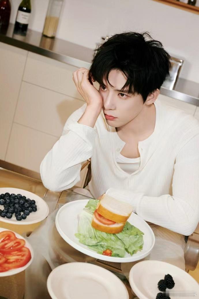 王安宇居家男友感王安宇宇你相见王安宇宇你相见，王安宇居家男友感，谁懂白色V领造型