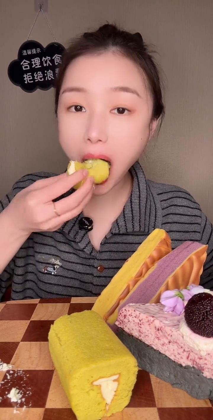 甜品集。
这个看着一般般，但很好吃。中间夹了蓝莓酱，不爱吃杨梅，这个被我微波炉叮