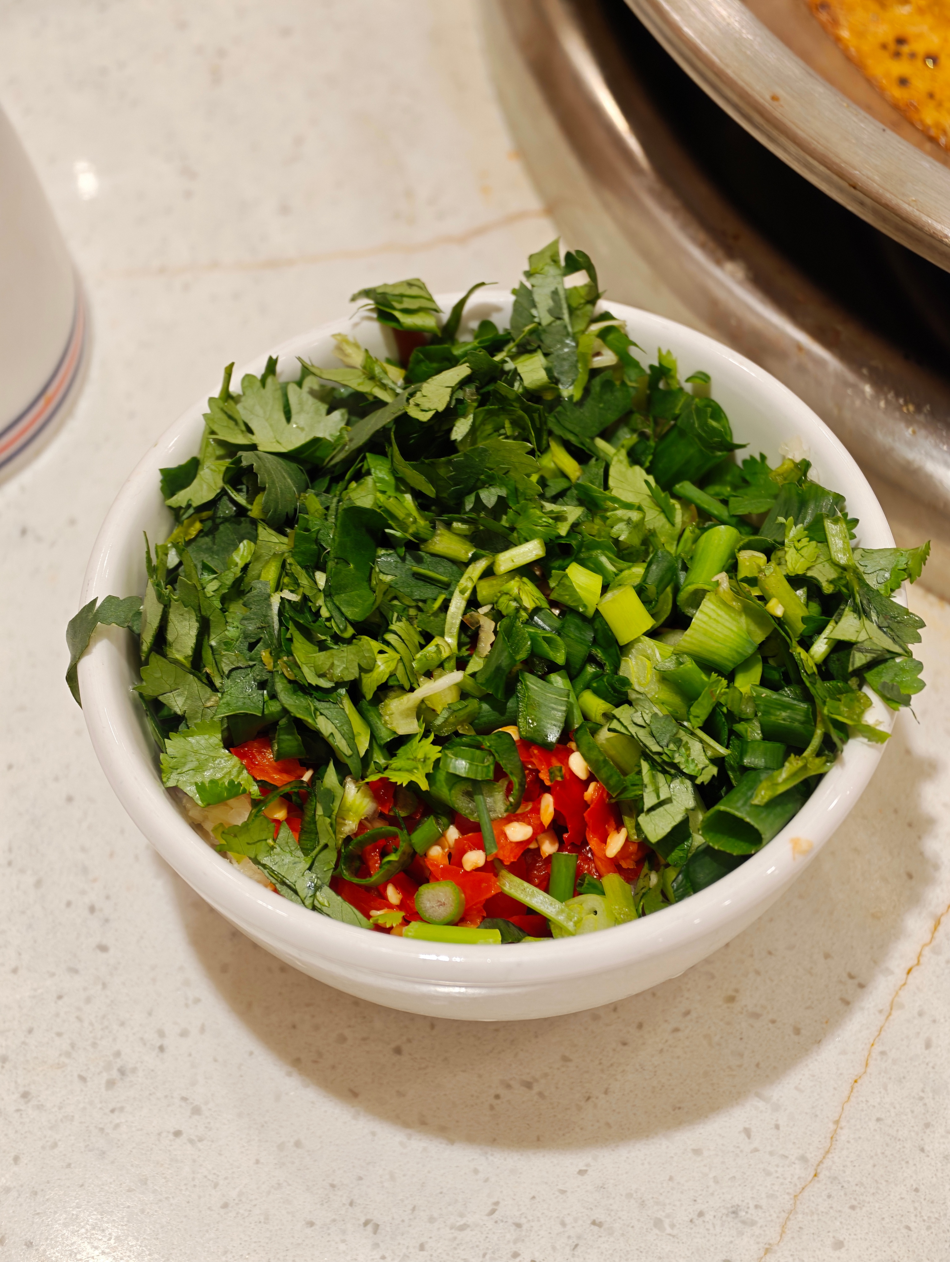 表弟吃火锅的调料碗