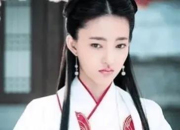 公元前141年，汉武帝突然闯进一户农妇家，这家人吓得瑟瑟发抖，农妇更是藏到了床下