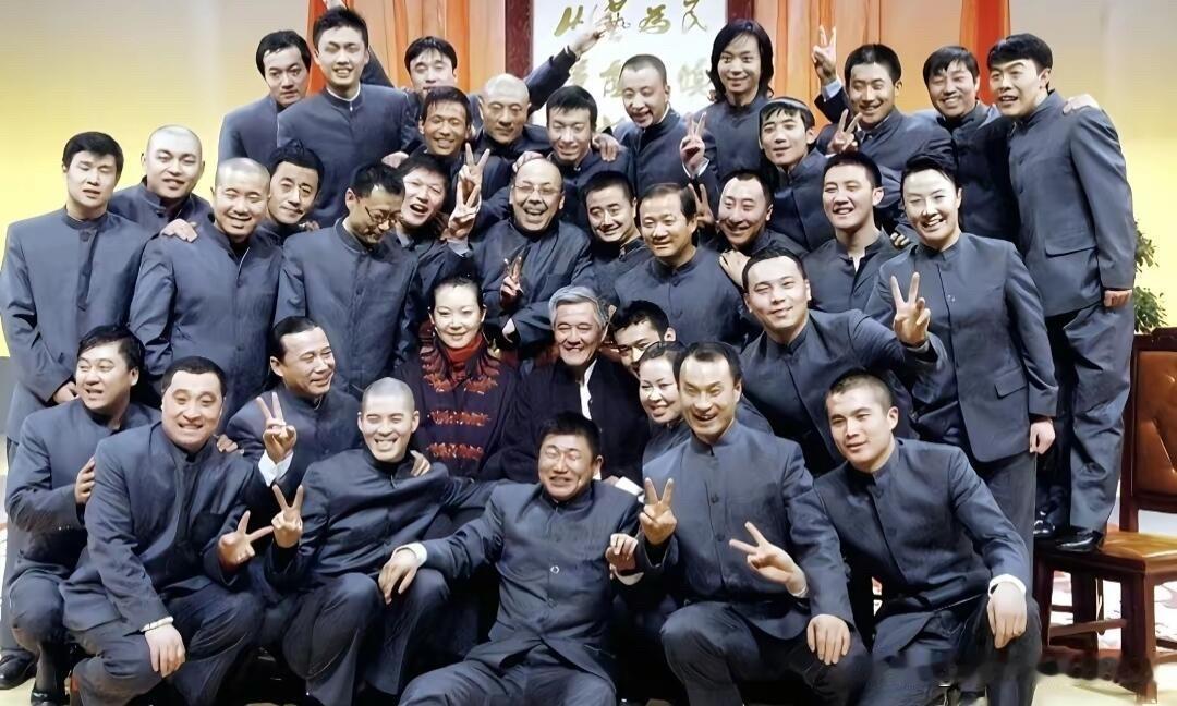 赵家班的集体大合影里，能认出8位的就是超级影迷了，一般人第一眼就会看到C位的赵本