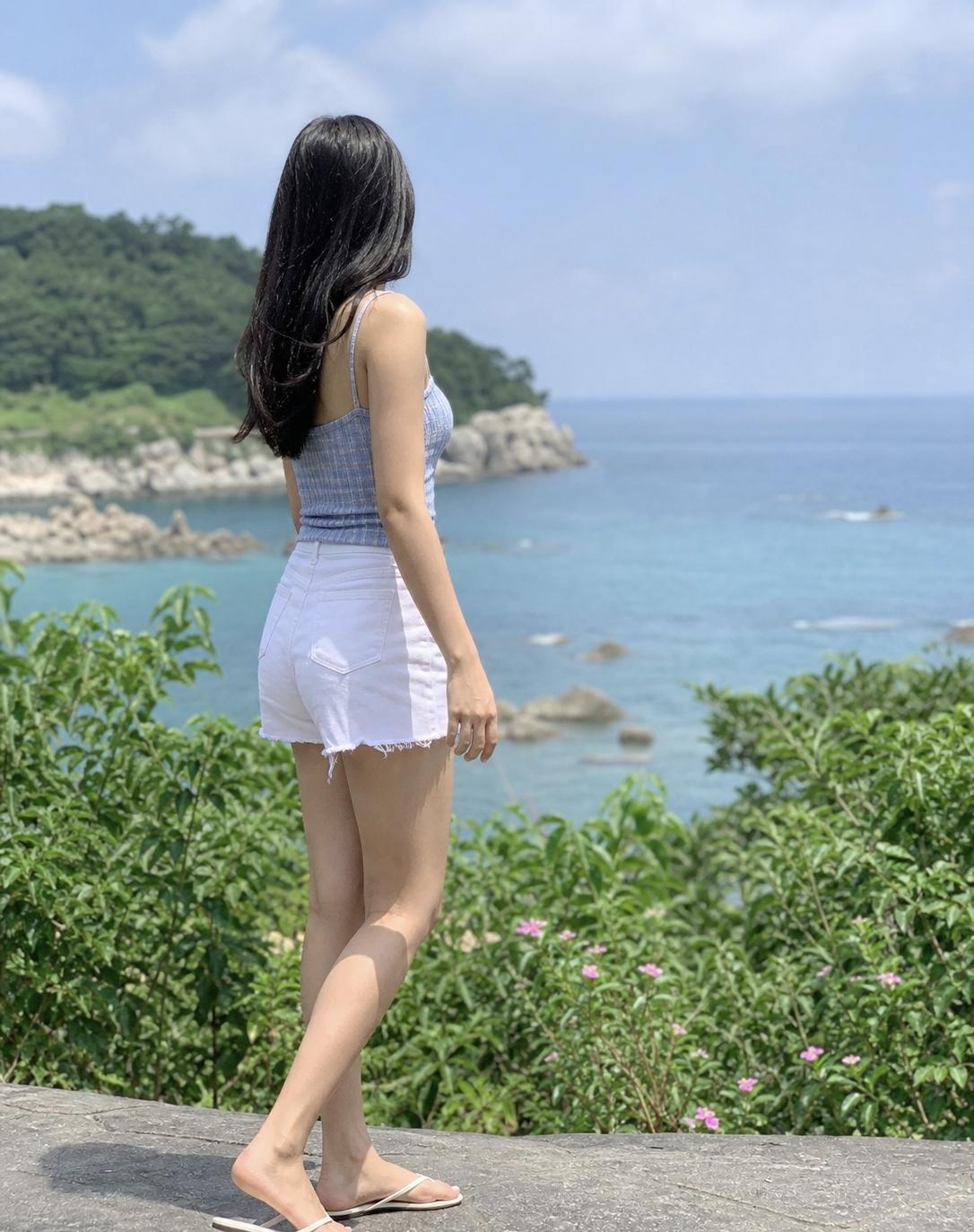 海边漫步，享受阳光与海风，自由自在，美不胜收！🌊👗💃