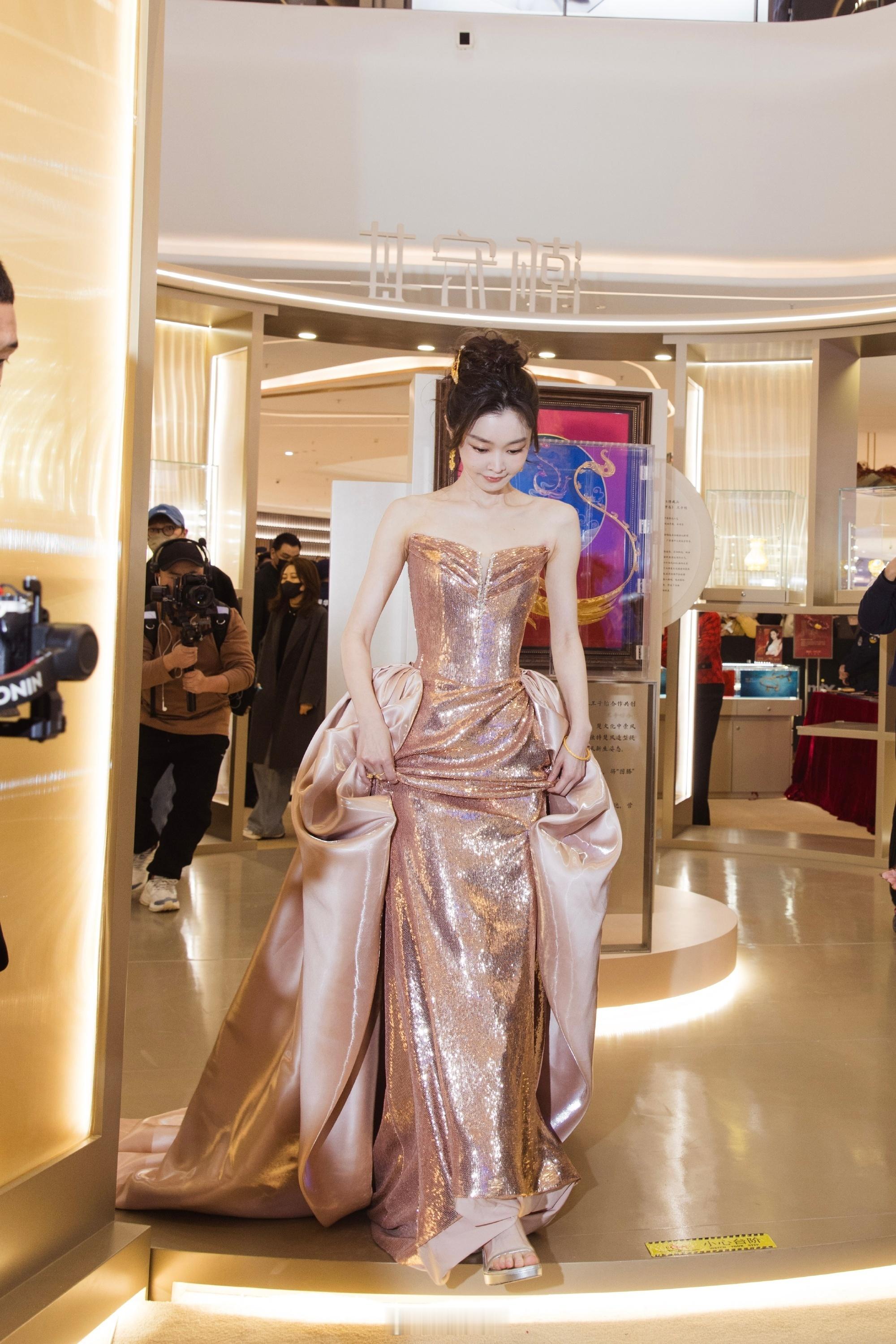 宋轶姐姐，香槟玫瑰抹胸公主裙，单说这锁骨就好美。宋轶热图阁公众号 