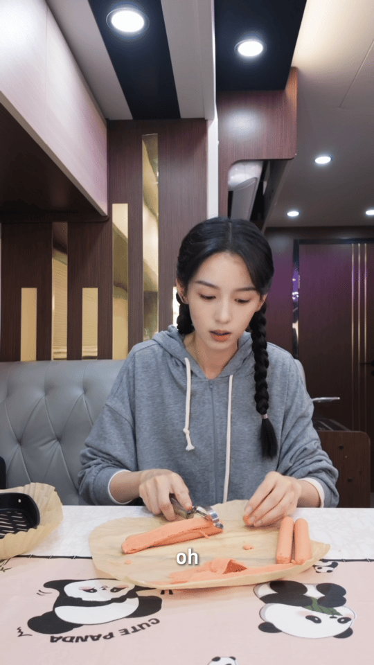 周也邪修式爆改火腿肠 别人下厨烹饪，下厨开盲盒！最新1期野生周报全程演绎《人类早