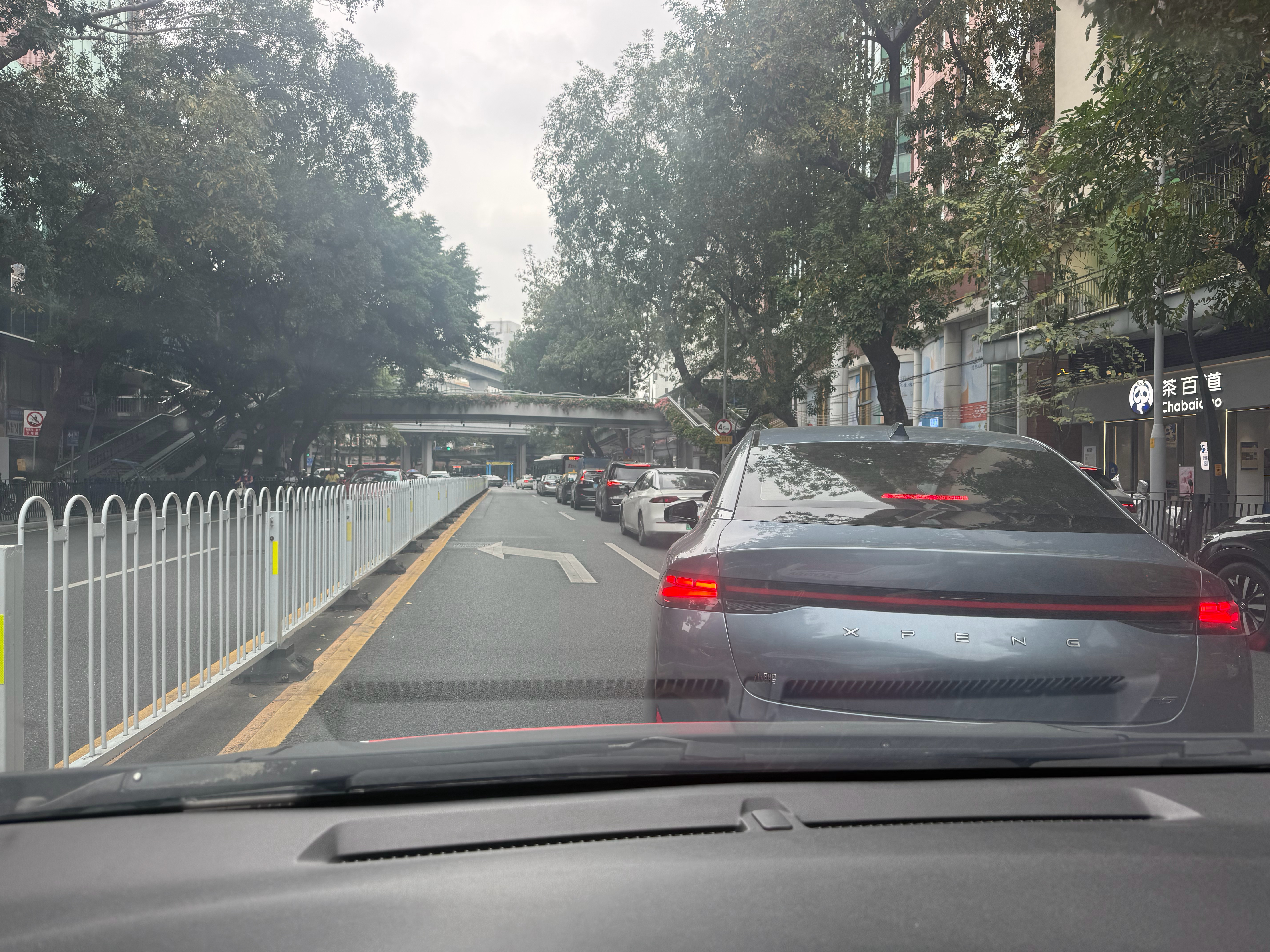 不懂他为什么要在这里加塞，整条路都过不了，真想变线再前开也可以呀。 