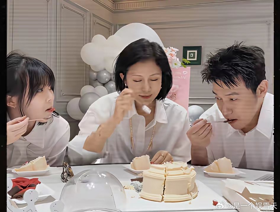 鲍蕾50岁生日宴上，有一个小细节特别戳人，鲍蕾说了一句，“头发已经白啦，接着就是