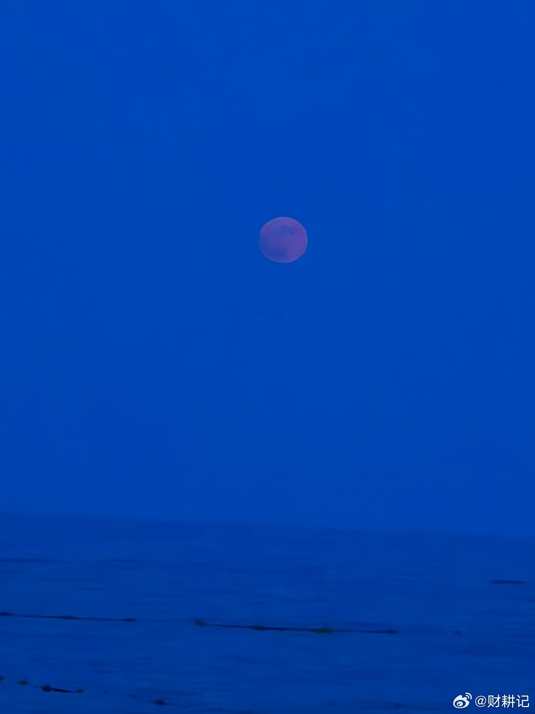海上生明月。 