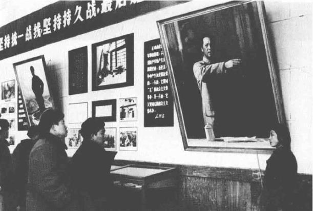 1973年冬，炮兵机关到革命老根据地——狼牙山拉练。图为炮兵政治委员蓝文兆(前左
