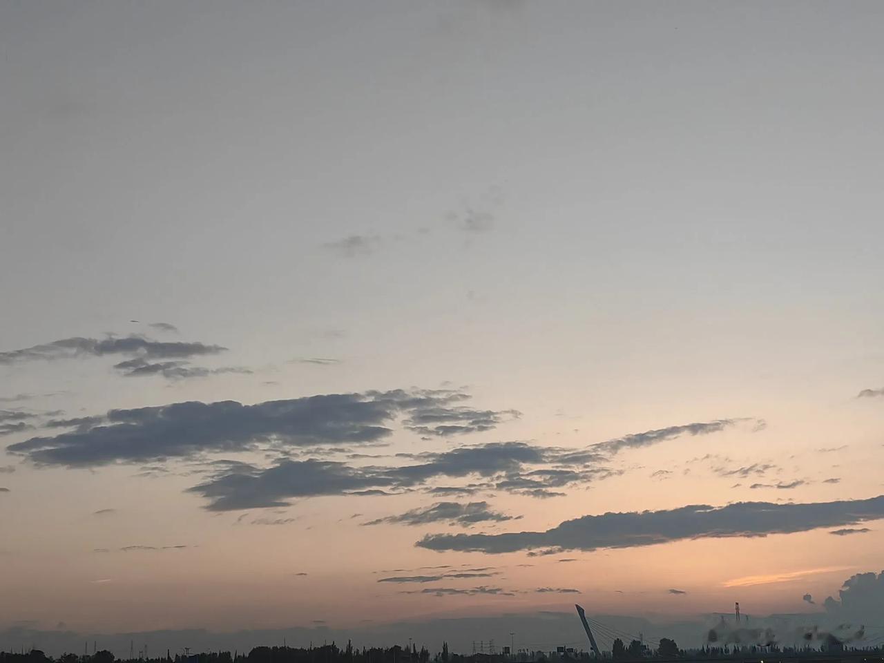 那似火的云啊，
总能把人们心中的浪漫引燃。
就像7月19日，
北京上空出现火一般