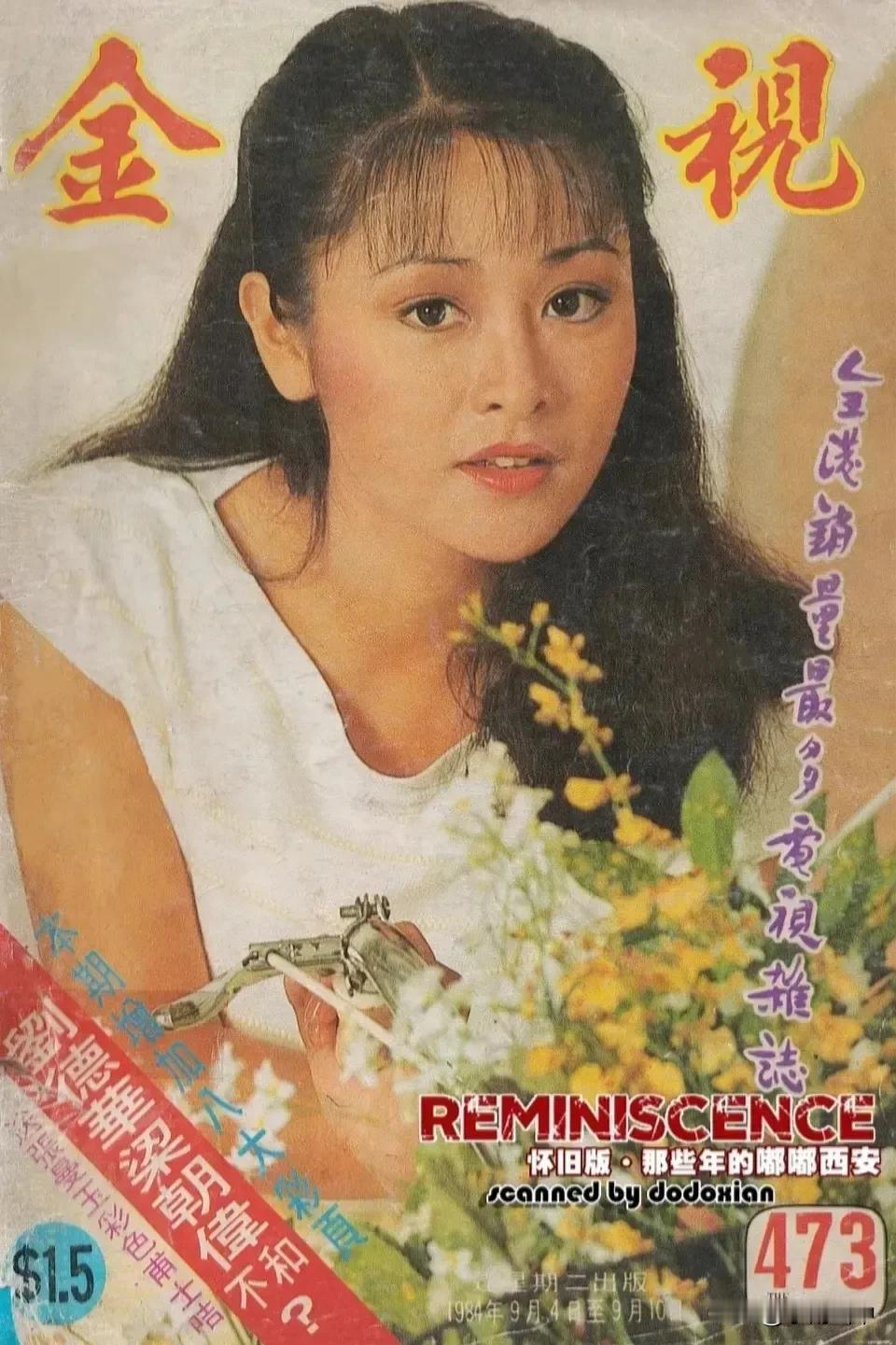 手拿鲜花的庄静而，人比花娇。