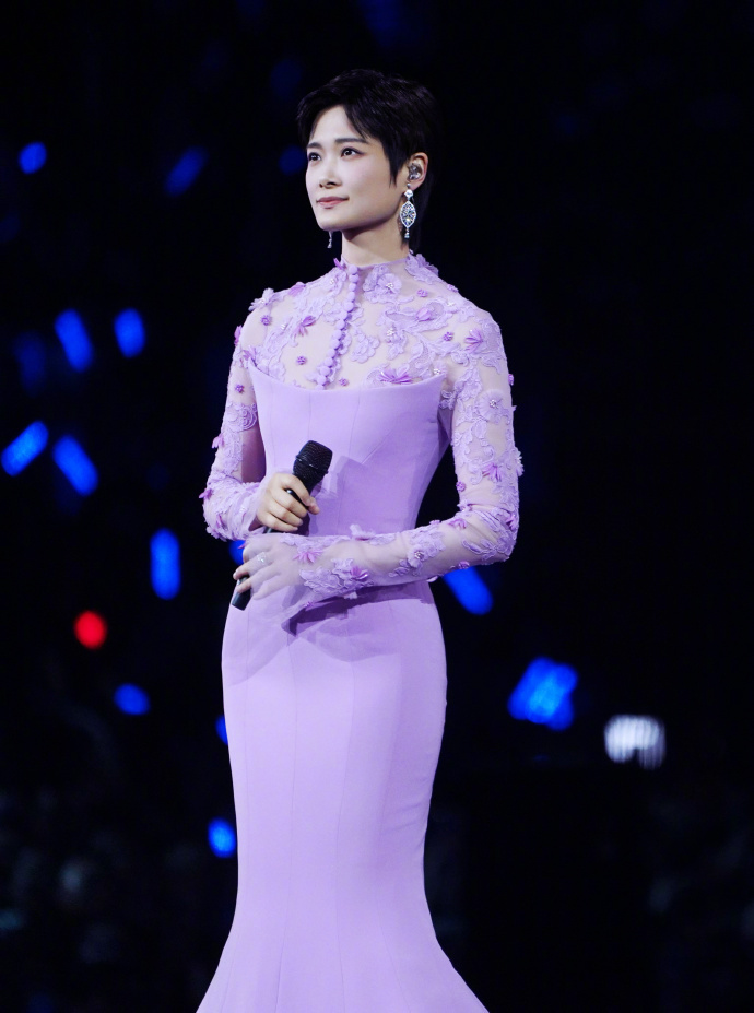 井柏然给李宇春演唱会送花篮井柏然给李宇春北京站送花篮 井柏然送李宇春的这个花篮真