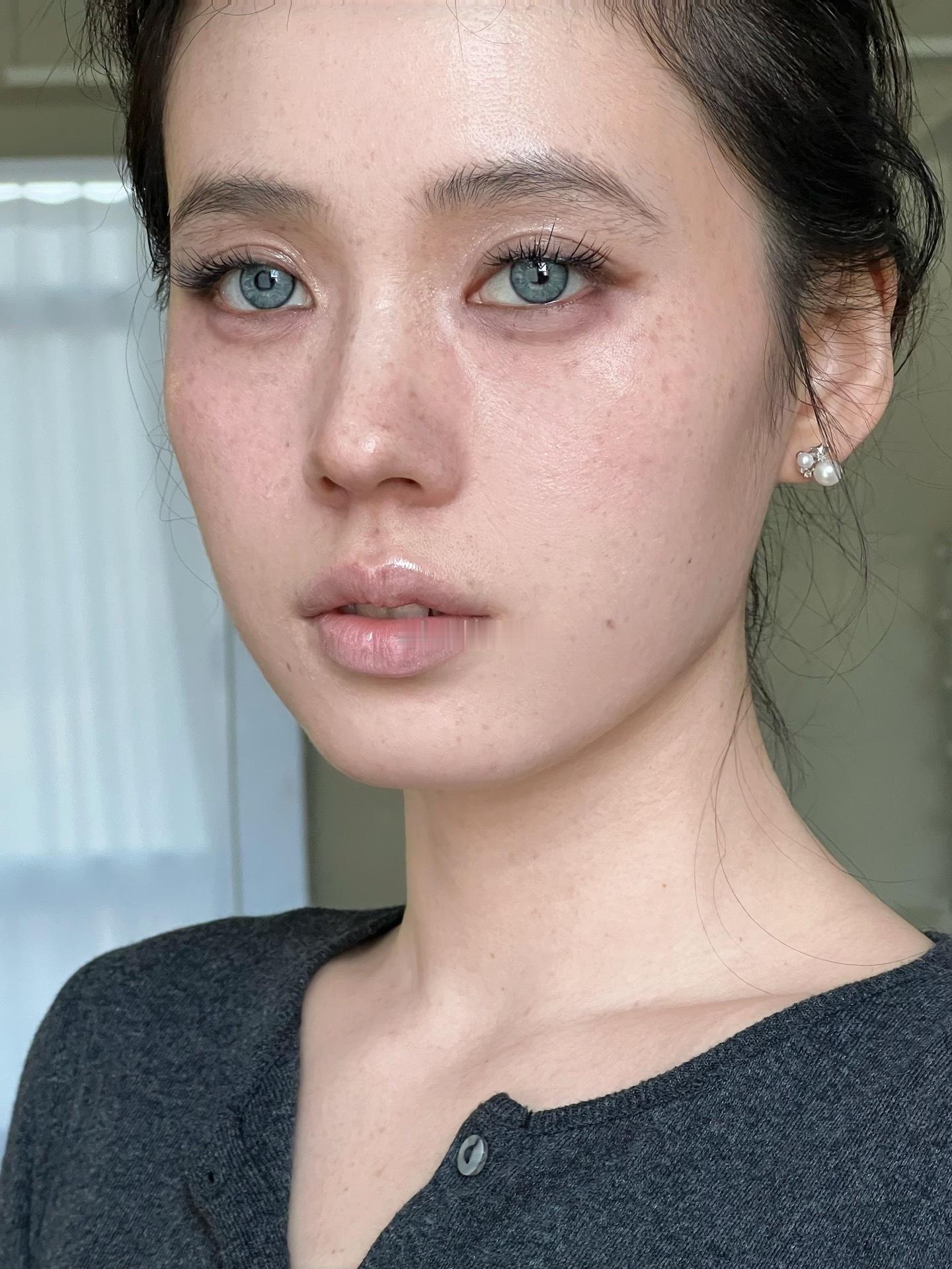 颜色超正的蓝灰虹膜款完美匹配亚裔风妆容👀就这个德式混血感对味儿！ 