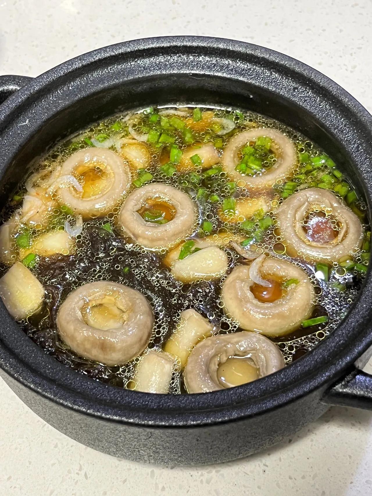 今天喝口蘑紫菜汤，太鲜了！
做法：
1、碗里放紫菜、虾皮、葱花儿、香油、生抽、白