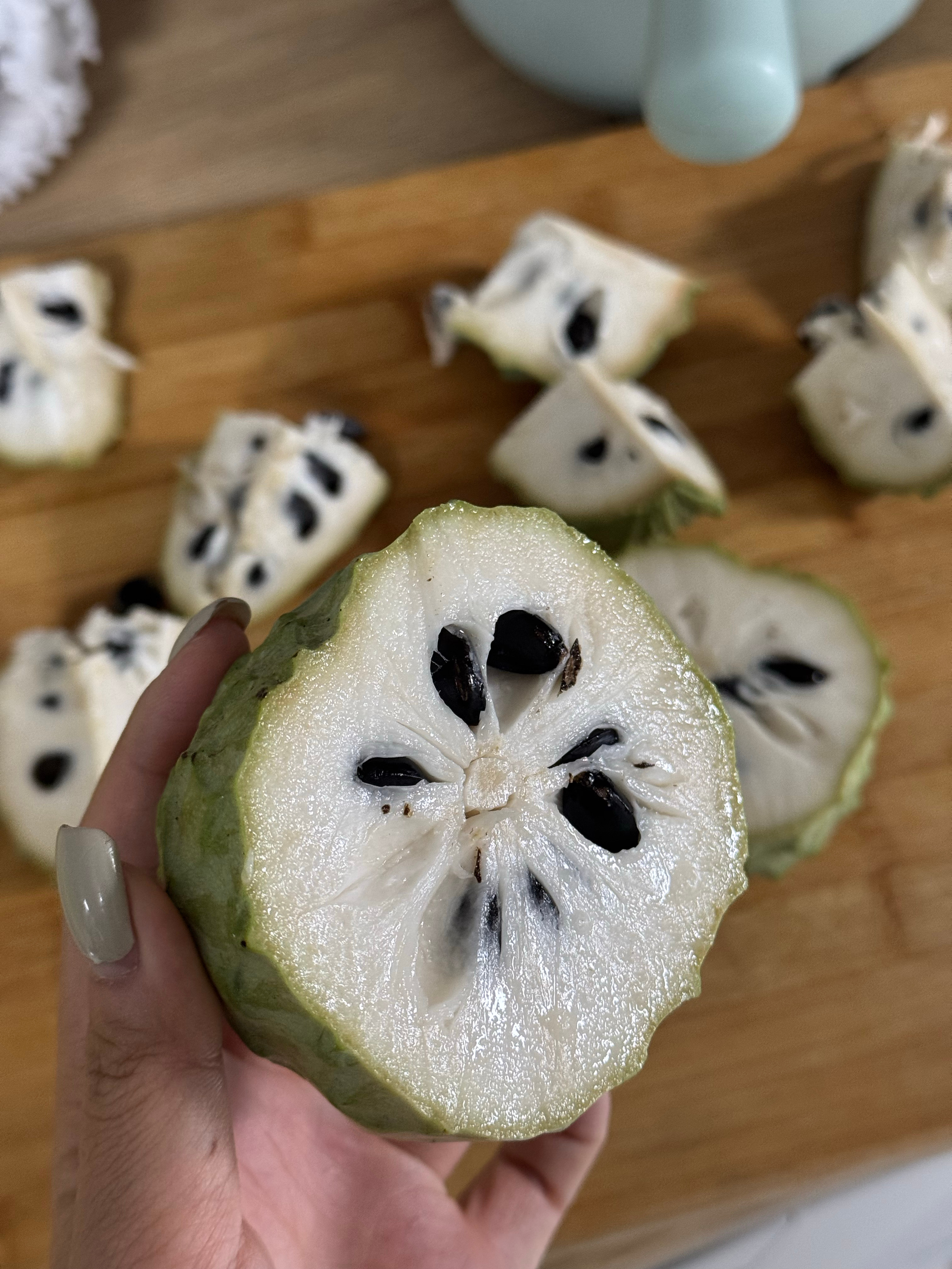 释迦果放了两天软了，终于开果了！作为南方人是第一次吃，很不一样的感觉，真的有凤梨