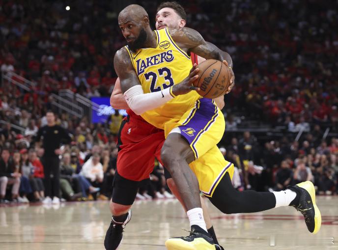 4月25日讯 今日，湖人经过加时赛112-108客场击败火箭，系列赛大比分3-0