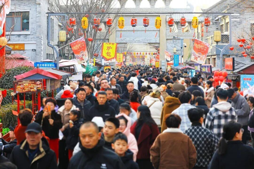 青岛即墨古城惊现2亿“填坑”计划！210天能否堵住地面黑洞？游客脚下裂缝藏危机，