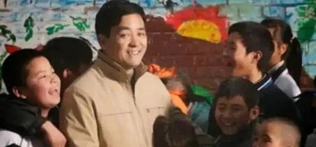 1997年，安微农民带妻儿在北京街头流浪。突然，一个衣衫褴褛的小孩凑近，从怀里捧
