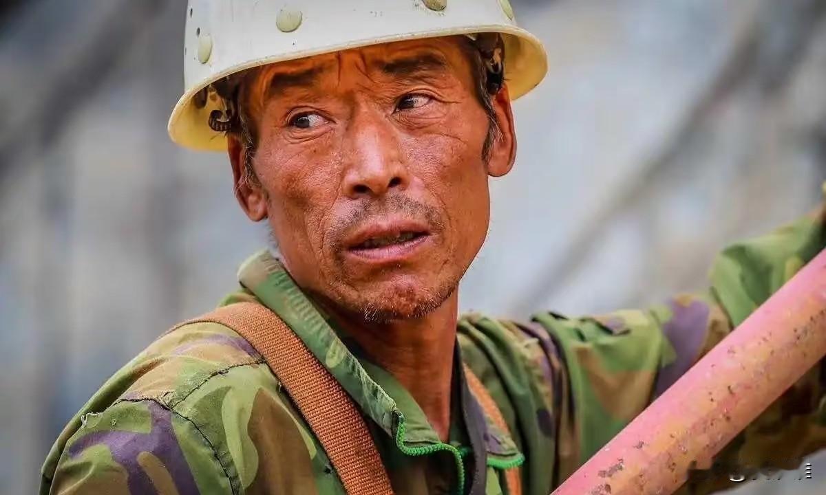 “真不是滋味！”一位老伯刚满六十，在工地干了一辈子力气活，今年工地老板说他年纪大