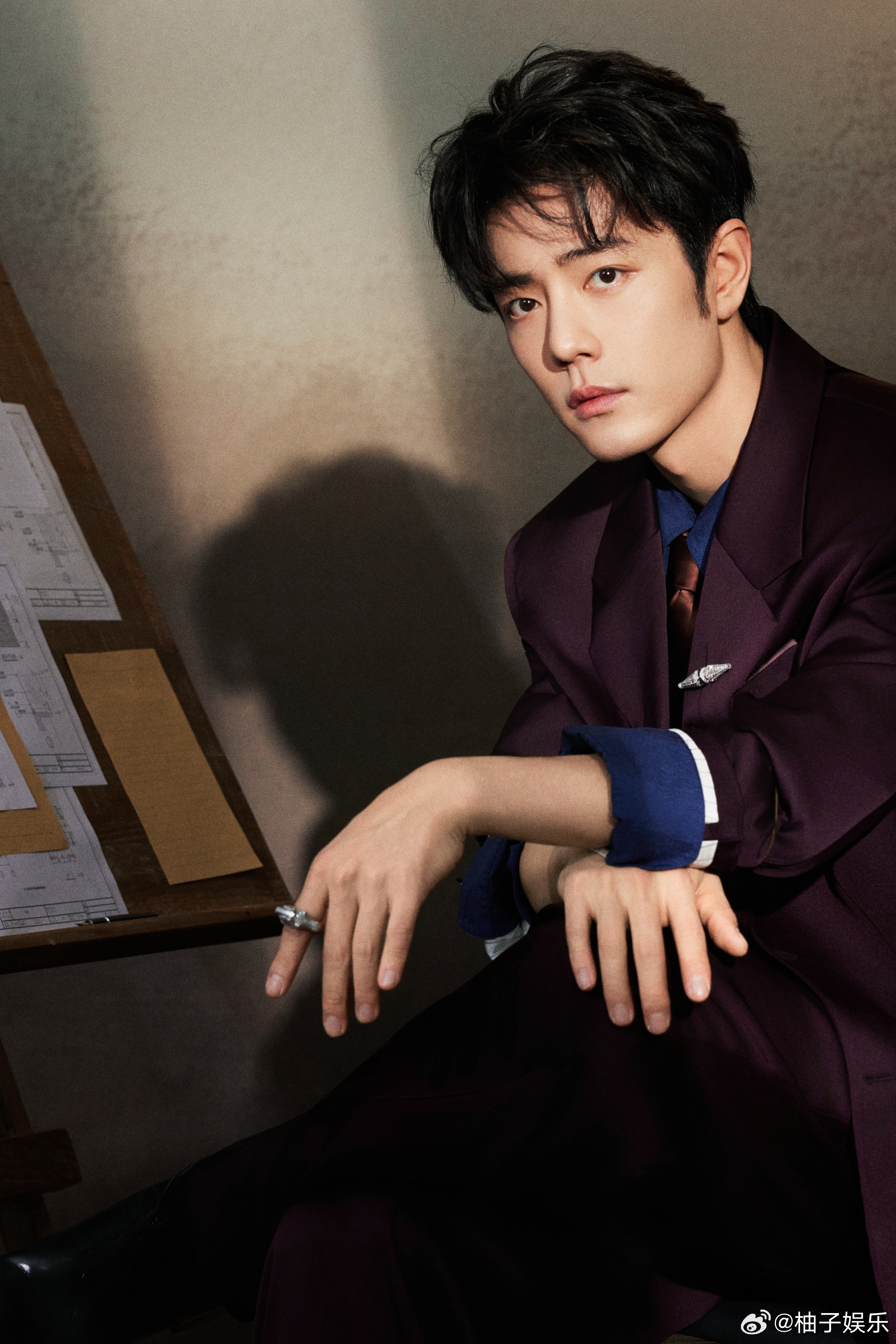 肖战微博之夜新造型🈶，闪亮的珠宝点缀时髦雅痞风格，帅到我发昏。我宣布肖战西装内