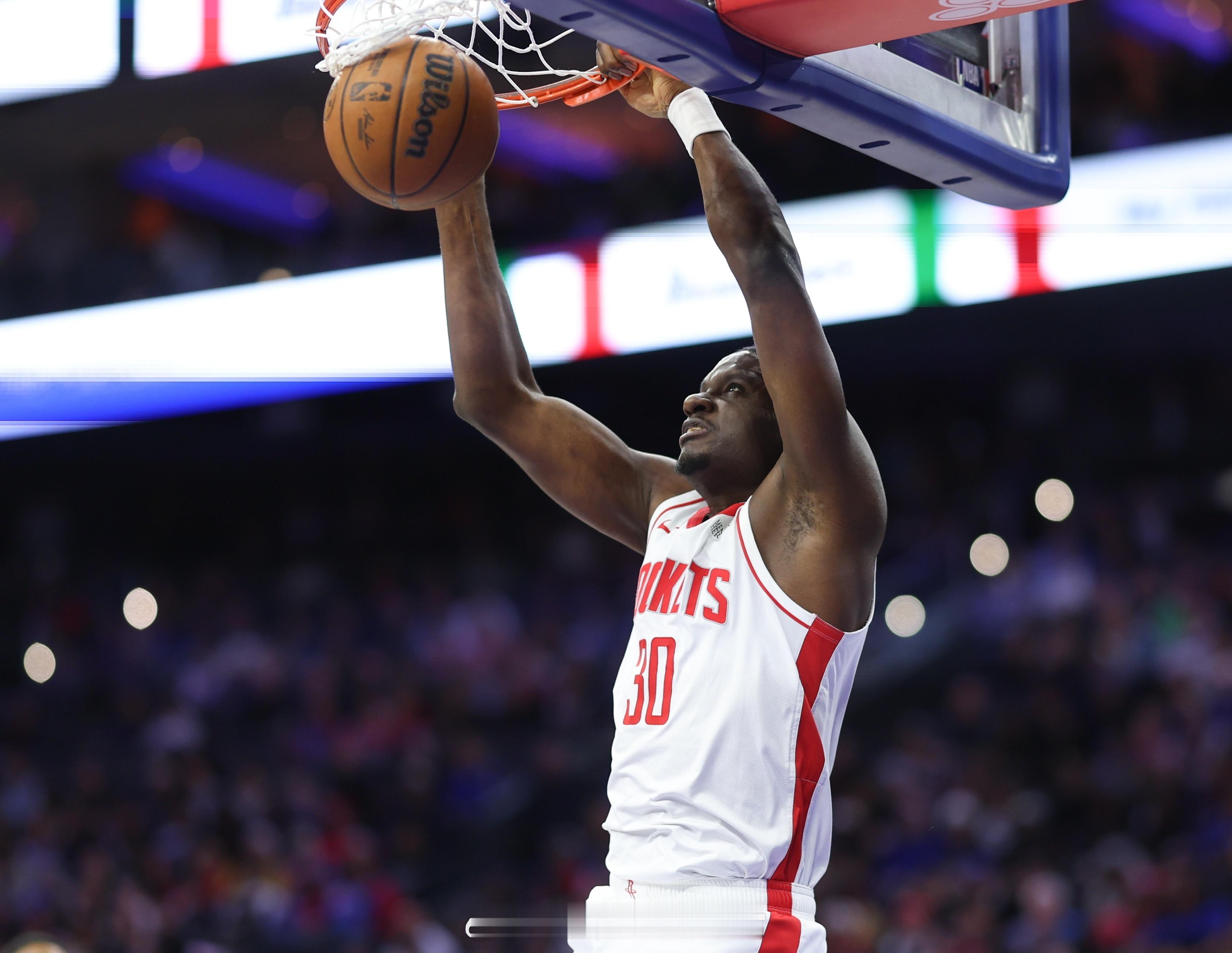 火箭记者Lachard Binkley：自从史蒂文·亚当斯因脚踝受伤缺阵以来，克