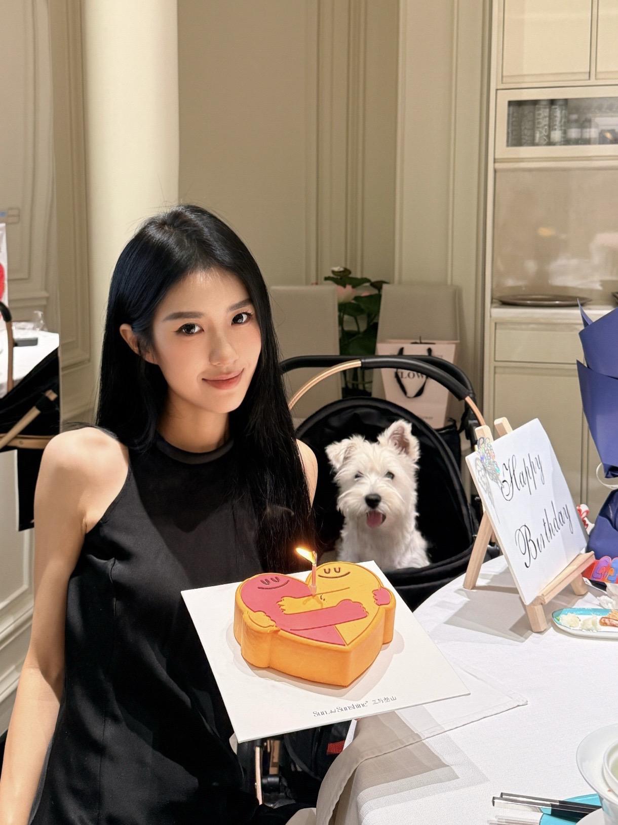 “亲爱的 人间浪漫就像一朵花”