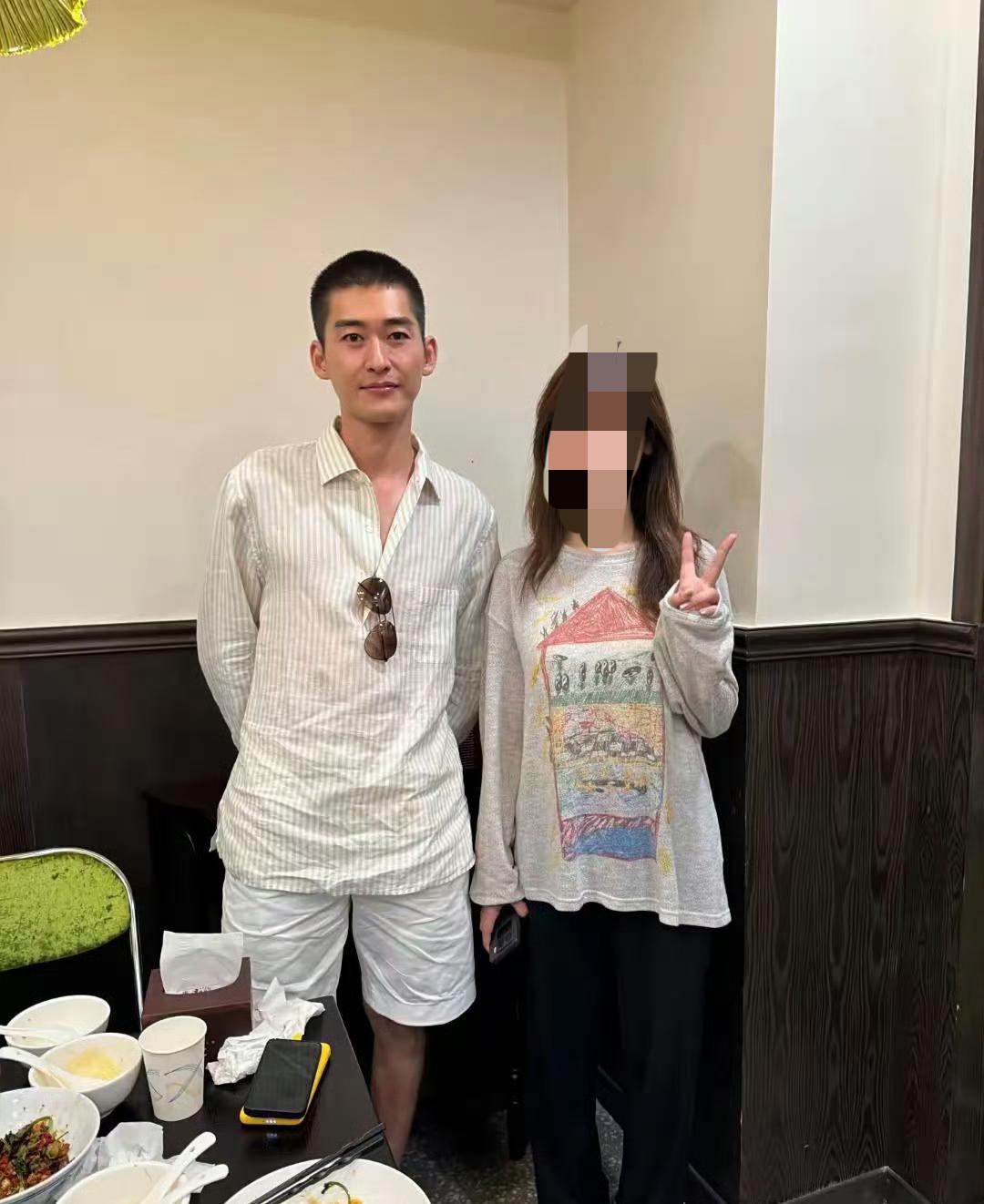 张翰上海偶遇现场！

寸头瘦脸去油成功，

网友：认不出！

谁懂啊，看到张翰新