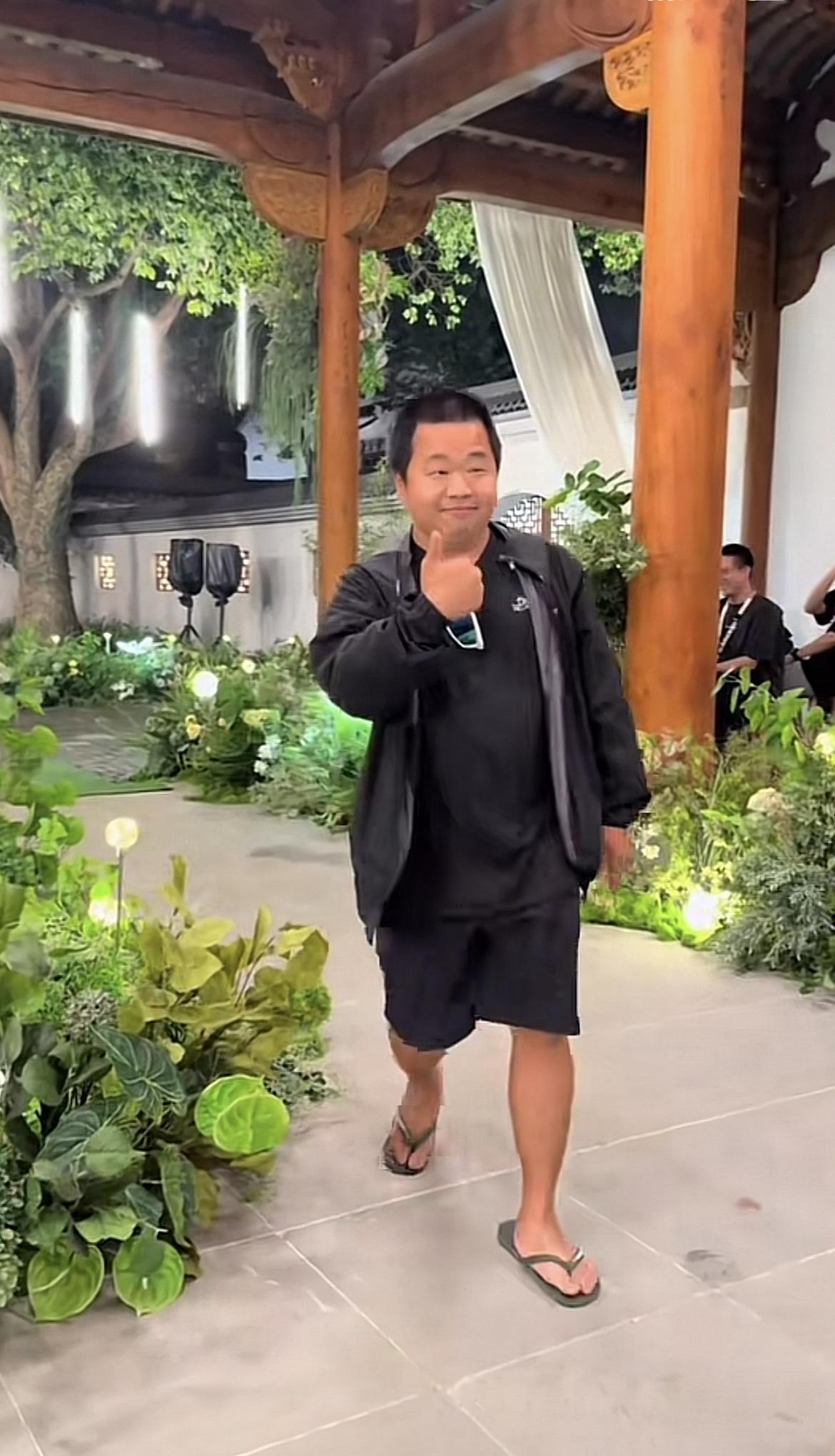 有人说这是不尊重主办方，我却觉得这是接地气！平时怎么样就怎么样！