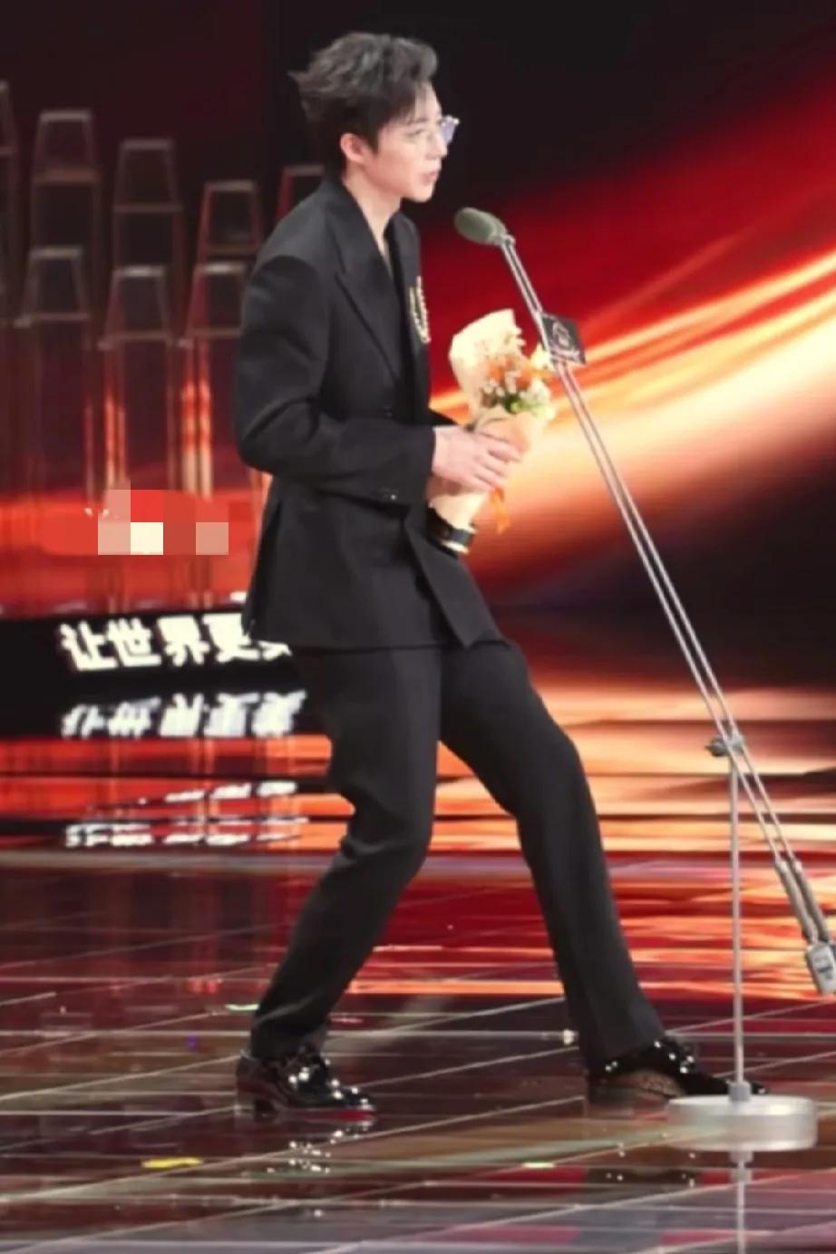 刘宇宁今年上春晚噢，今天录制春晚了
真是有颜有流量有身高
刘宇宁宁远舟演的太好了