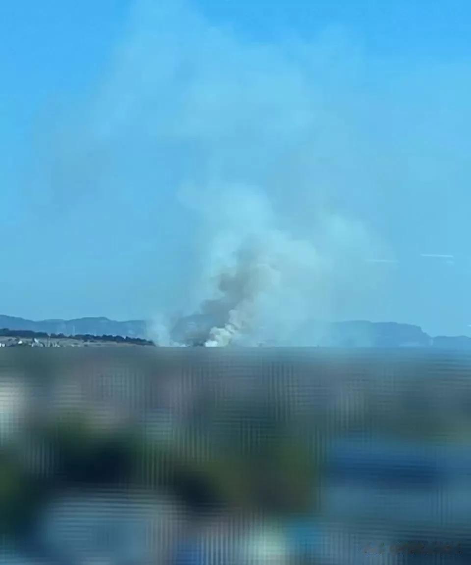 今天，网传塞瓦斯托波尔又被炸了，附近居民看到了有建筑冒出滚滚浓烟。

这几天乌军