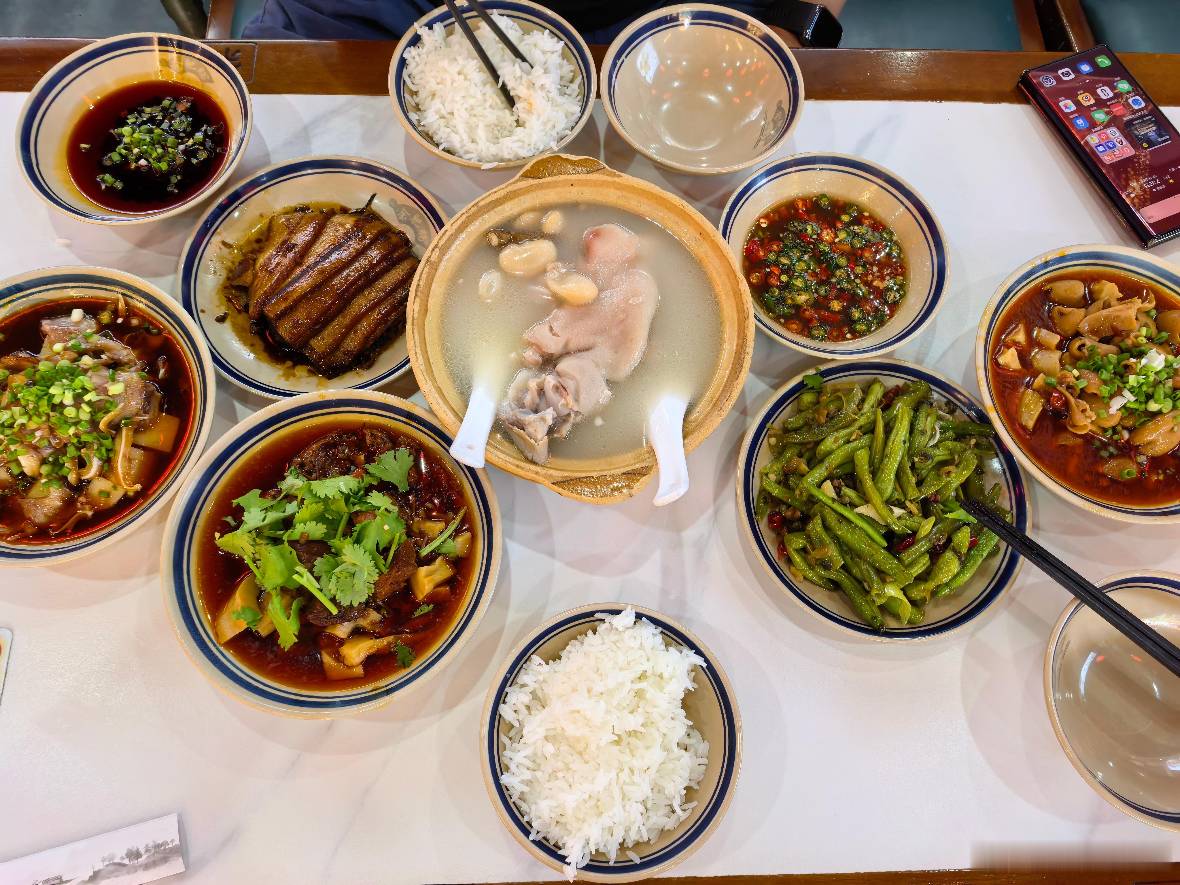 成都美食太多了，昨天随便找家店，强烈推荐蹄花汤，弄点灵魂蘸水，简直太美味了，入口