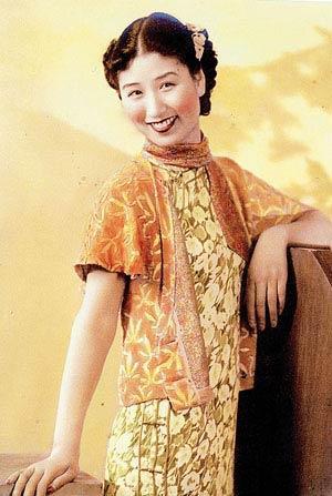 1940年，中日混血郑苹如即将被处决，特务指着她漂亮的面容，叹了口气说：“你还有
