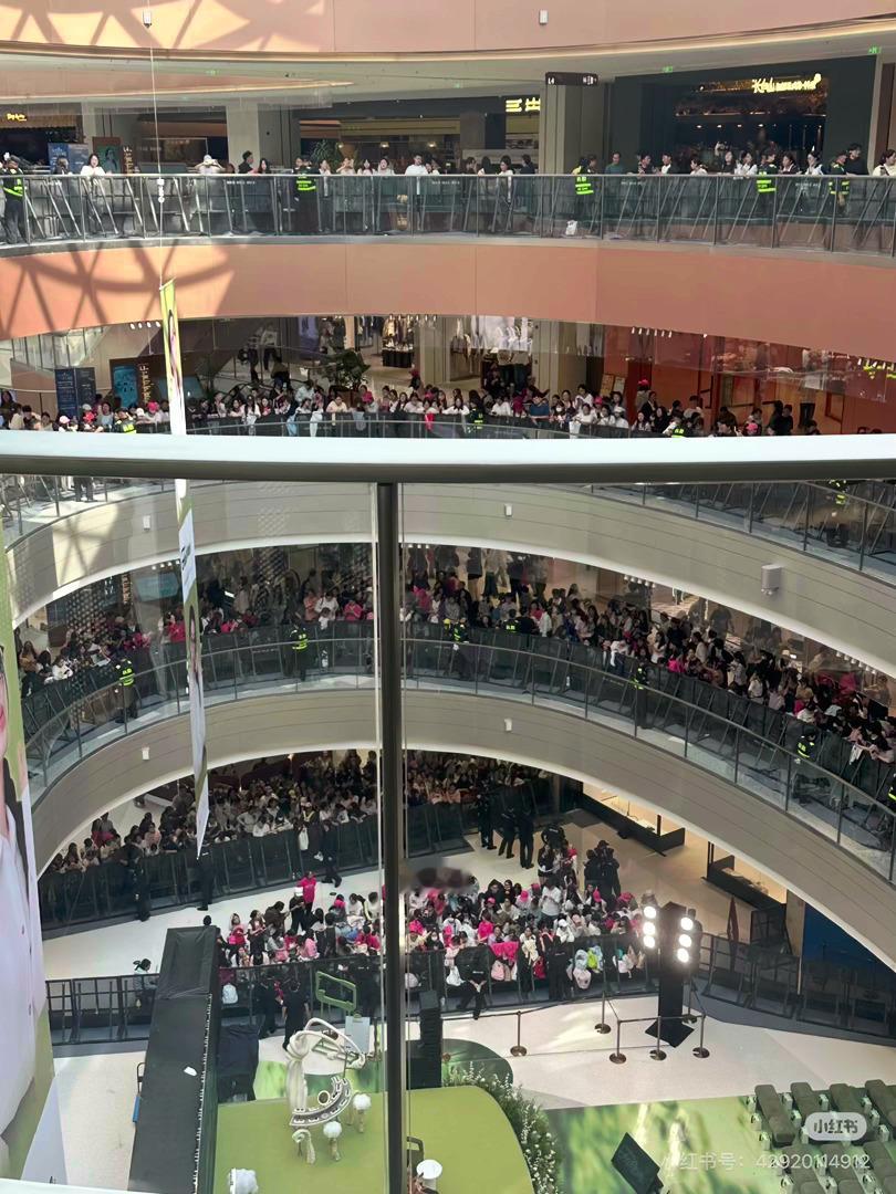 迪丽热巴今日线下活动人气，依旧未开始人山人海 ​​​