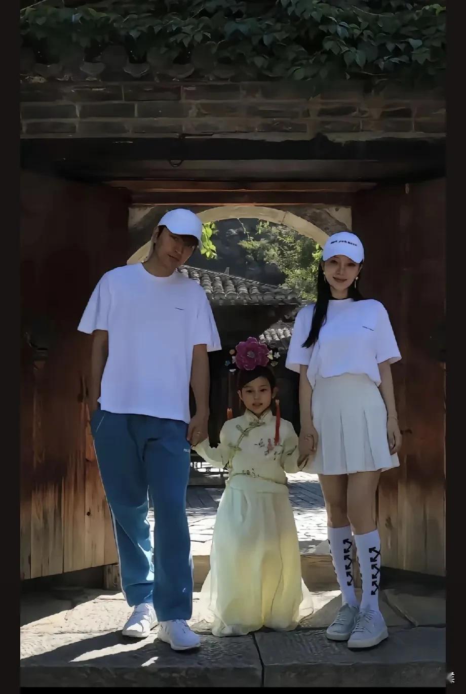 甜馨晒旧照并回应是否希望父母复合！
 
6 月 9 日，贾乃亮、李小璐女儿甜馨在