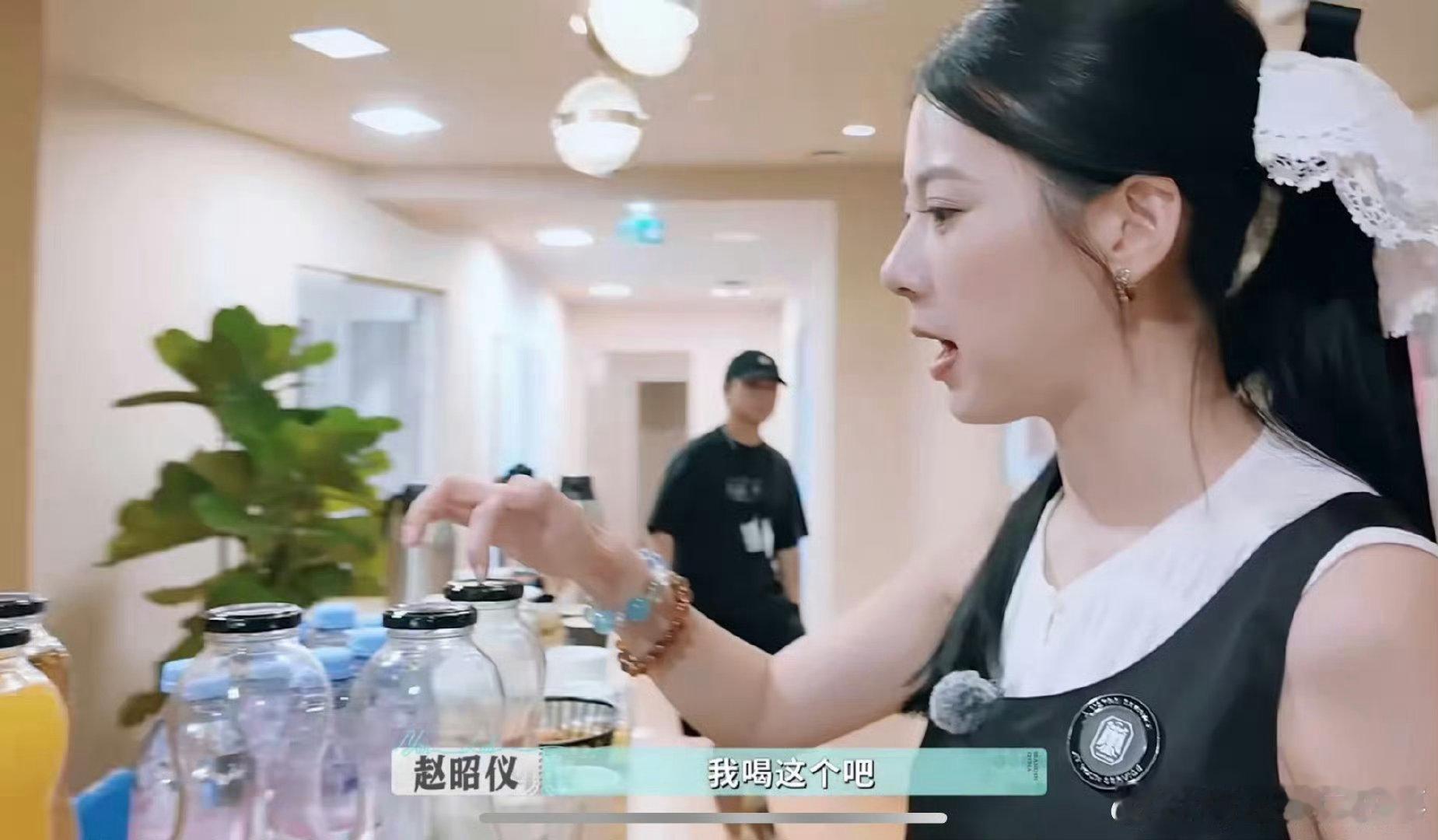 赵昭仪[超话]赵昭仪东北胃遇上法式小汉堡 赵昭仪吃汉堡的样子太可爱！和曹恩齐同步