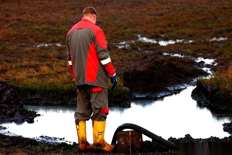 直升机索降，特种部队从天而降，直接冲进一艘30万吨超级油轮的驾驶舱。
你猜这是在