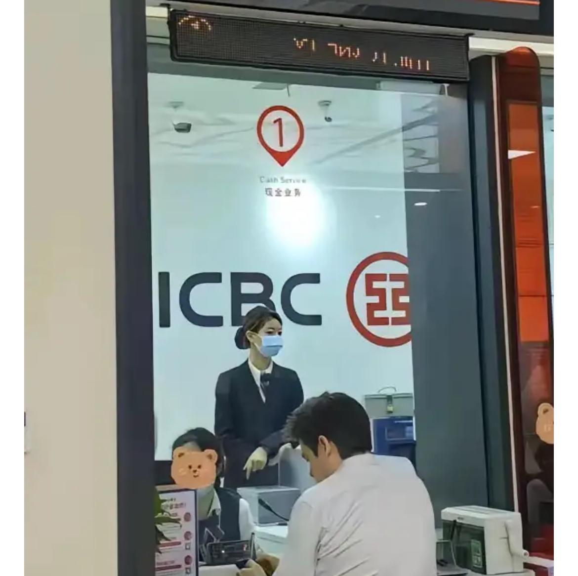 朋友告诉我，现在哪怕再有钱也千万不要去买黄金了。只要霍尔木兹海峡不解封，油价就会