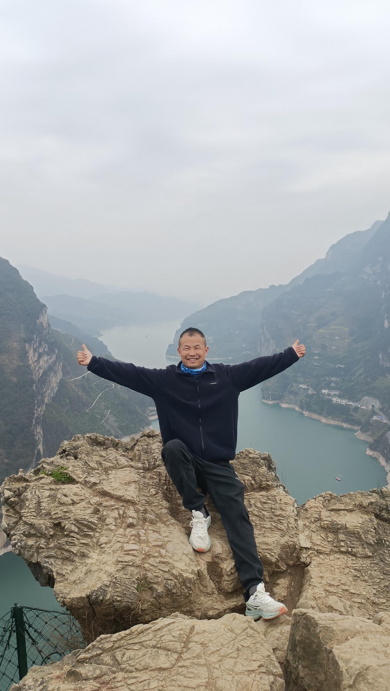 今天打卡秭归鹰嘴岩，就为了这一张照片，跋涉400公里，值得吗？
背后就是长江的支