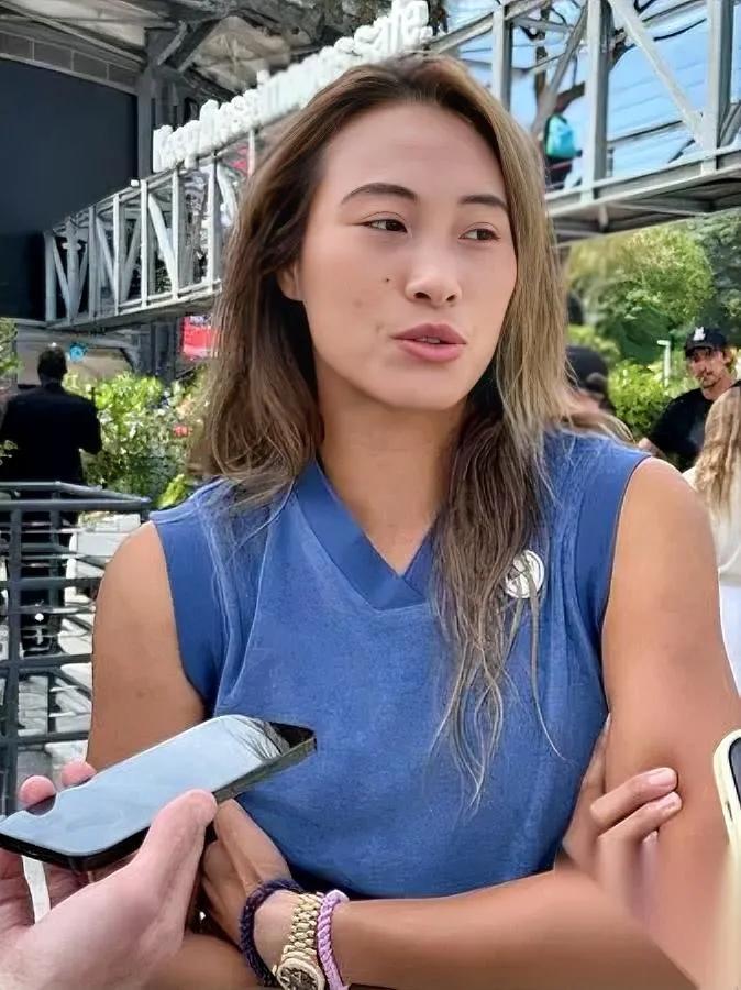 郑钦文哭了。

这回真不是闹脾气。

你敢信？就因为观众席有人走动影响她发球，找
